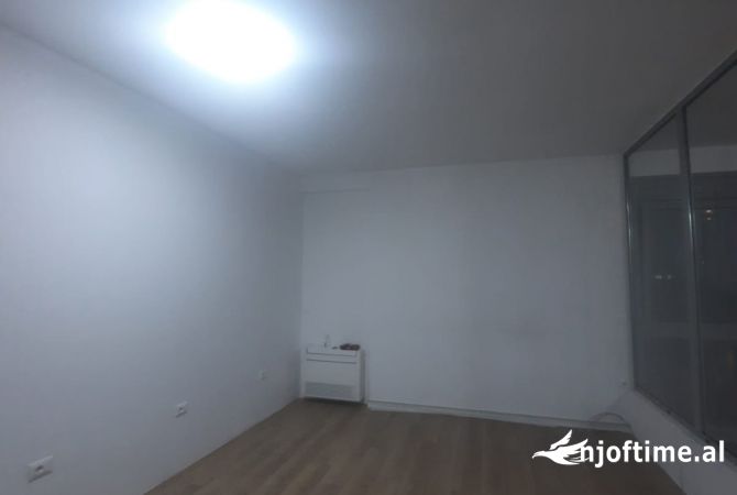 AMBIENT BIZNESI ME QERA RRUGA E DURRSIT