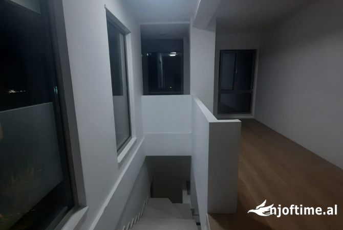 AMBIENT BIZNESI ME QERA RRUGA E DURRSIT