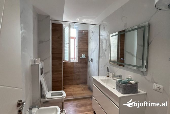 Shtepi ne shitje Apartament ne Tirane, 2+1, Mobilimi E mobiluar, Pagesa 280,000  Euro.