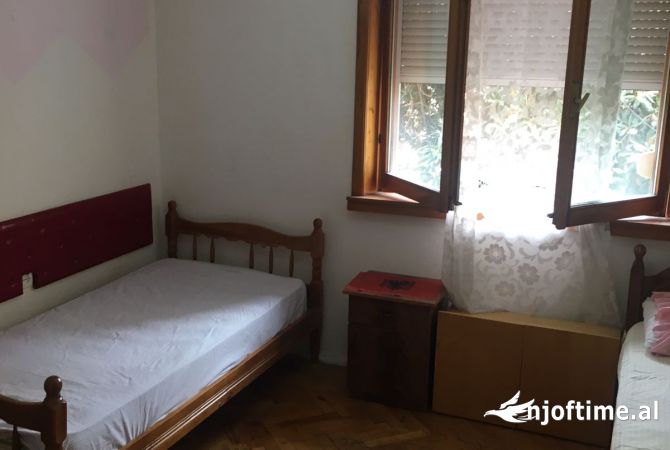 Shtepi me qera Apartament ne Tirane, 3+1, Mobilimi E mobiluar, Pagesa 550  Euro.
