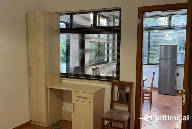 Shtepi me qera Shtepi Private ne Tirane, 2+1, Mobilimi E mobiluar, Pagesa 500  Euro.