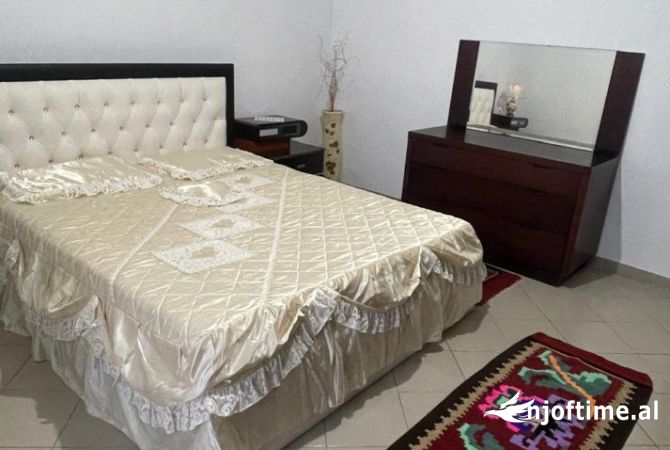 Shtepi me qera Shtepi Private ne Tirane, 2+1, Mobilimi E mobiluar, Pagesa 401  Euro.