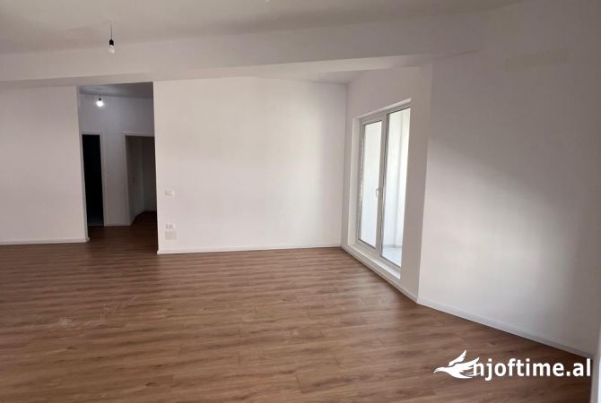 Shtepi ne shitje Apartament ne Tirane, 2+1, Mobilimi Bosh, pa mobiluar, Pagesa 134,000  Euro.