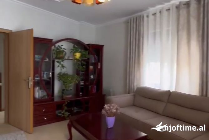 Shtepi me qera Apartament ne Tirane, 2+1, Mobilimi E mobiluar, Pagesa 450  Euro.