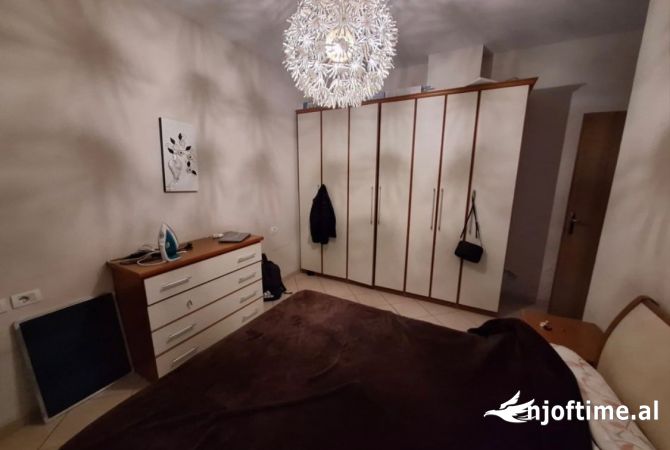 Shtepi ne shitje Apartament ne Tirane, 2+1, Mobilimi E mobiluar, Pagesa 118,000  Euro.