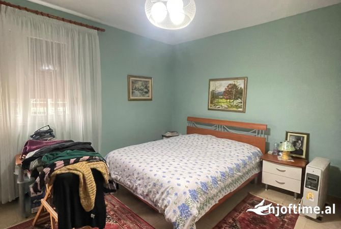 Shtepi ne shitje Apartament ne Tirane, 2+1, Mobilimi E mobiluar, Pagesa 250,000  Euro.