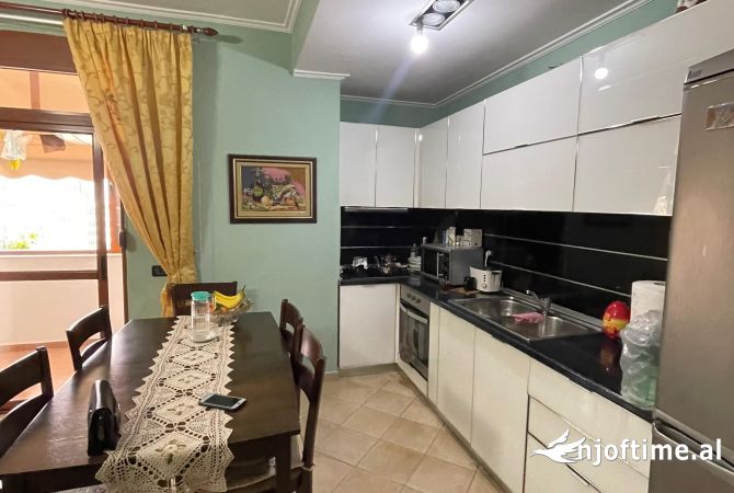 Shtepi ne shitje Apartament ne Tirane, 2+1, Mobilimi E mobiluar, Pagesa 250,000  Euro.