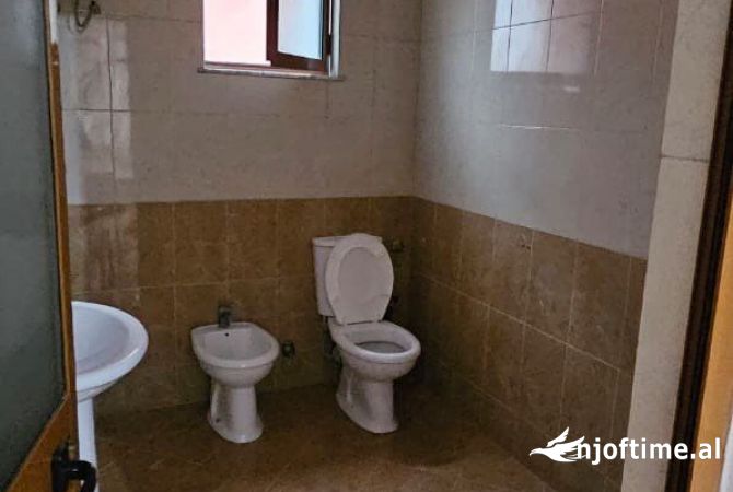 Shtepi me qera Shtepi Private ne Tirane, 2+1, Mobilimi E mobiluar, Pagesa 550  Euro.