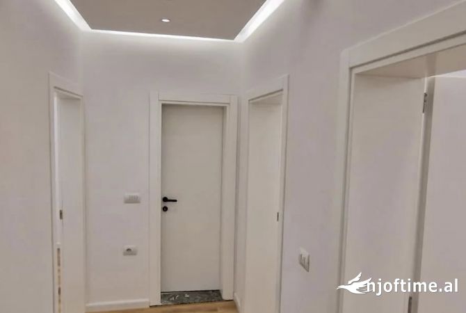 Shtepi ne shitje Apartament ne Tirane, 3+1, Mobilimi E mobiluar, Pagesa 270,000  Euro.