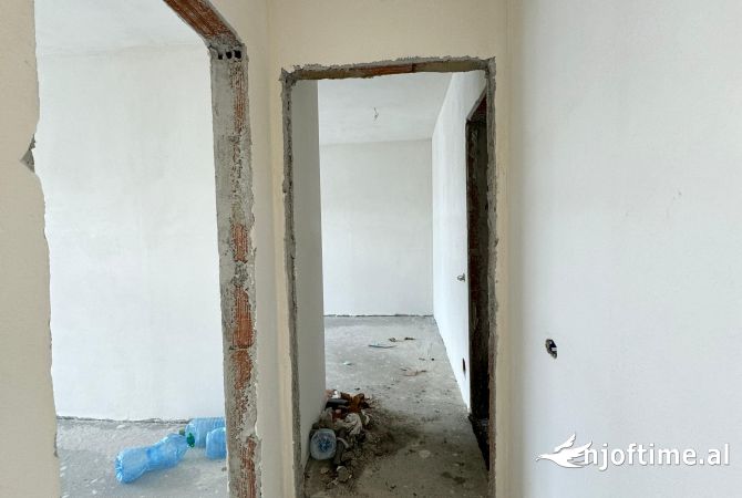 Shtepi ne shitje Apartament ne Tirane, 2+1, Mobilimi Bosh, pa mobiluar, Pagesa 141,400  Euro.