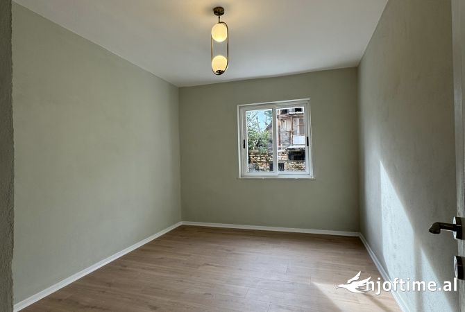 Shtepi ne shitje Apartament ne Tirane, 1+1, Mobilimi Pjeserisht e mobiluar, Pagesa 83,000  Euro.