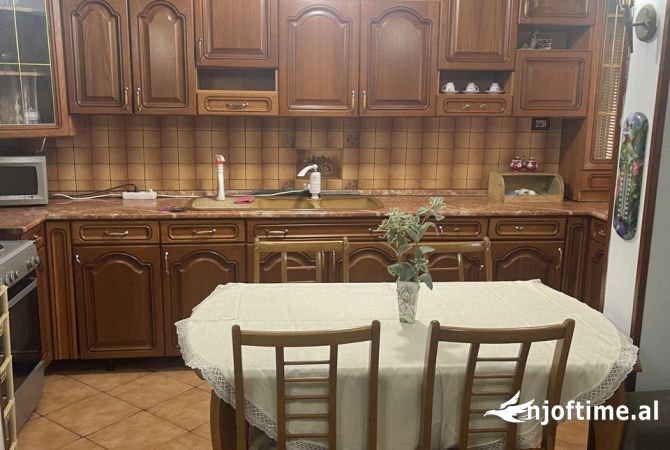 Shtepi ne shitje Apartament ne Tirane, 3+1, Mobilimi E mobiluar, Pagesa 140,000  Euro.