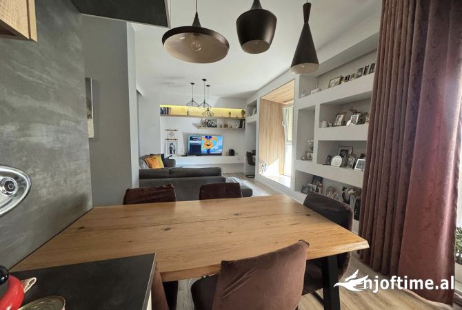 Shtepi ne shitje Apartament ne Tirane, 2+1, Mobilimi E mobiluar, Pagesa 206,000  Euro.