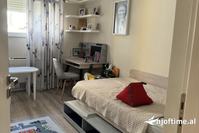 Shtepi ne shitje Apartament ne Tirane, 2+1, Mobilimi E mobiluar, Pagesa 206,000  Euro.