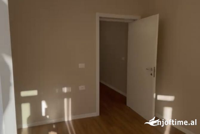 Shtepi ne shitje Apartament ne Tirane, 1+1, Mobilimi Bosh, pa mobiluar, Pagesa 125,000  Euro.