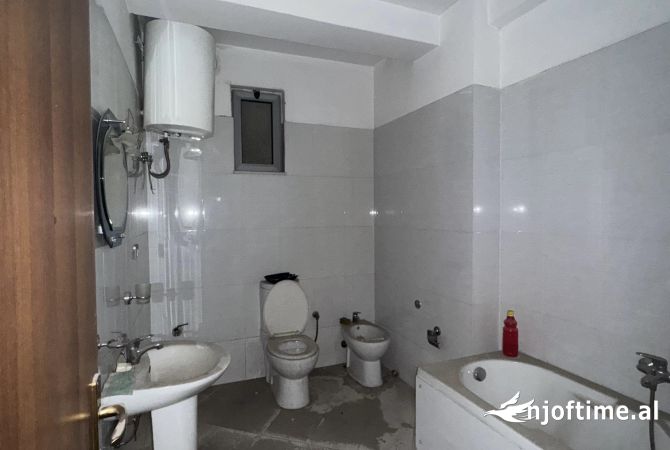 Shtepi ne shitje Apartament ne Tirane, 2+1, Mobilimi E mobiluar, Pagesa 210,000  Euro.