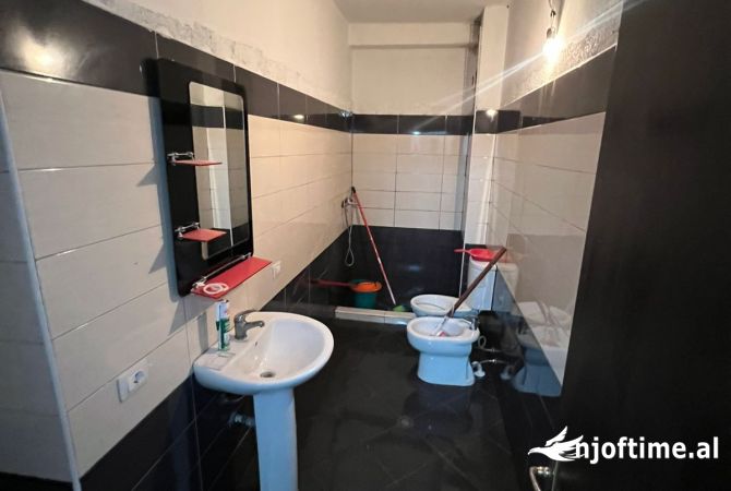 Shtepi ne shitje Apartament ne Tirane, 1+1, Mobilimi Bosh, pa mobiluar, Pagesa 95,000  Euro.