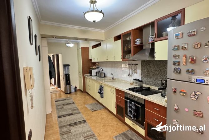 Shtepi ne shitje Apartament ne Tirane, 3+1, Mobilimi E mobiluar, Pagesa 270,000  Euro.
