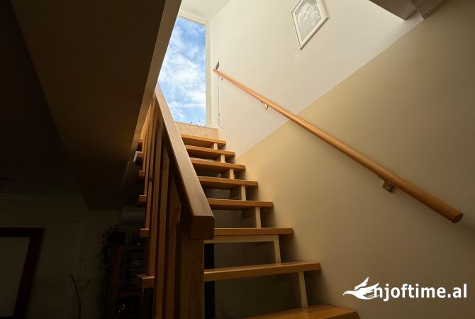 Shtepi ne shitje Apartament ne Tirane, 3+1, Mobilimi E mobiluar, Pagesa 270,000  Euro.