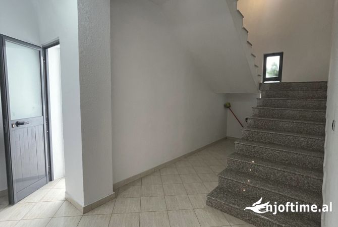 Shtepi me qera Vila Luksoze ne Tirane, 3+1, Mobilimi E mobiluar, Pagesa 1,200  Euro.