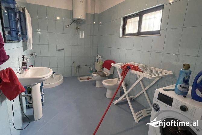 Shtepi me qera Vila Luksoze ne Tirane, 3+1, Mobilimi E mobiluar, Pagesa 1,200  Euro.