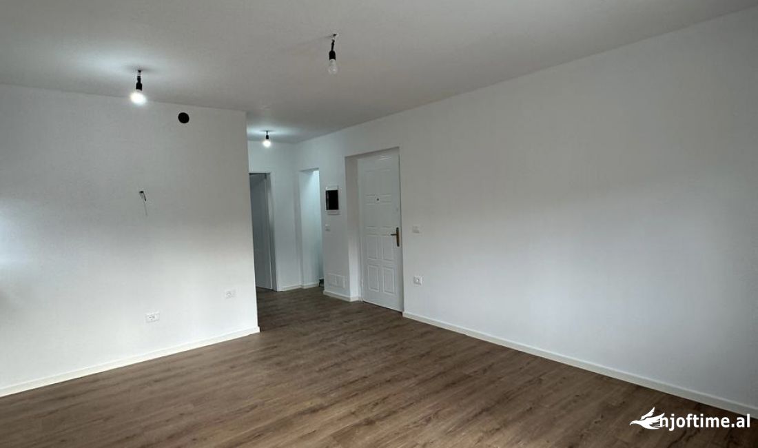 Shtepi ne shitje Apartament ne Tirane, 1+1, Mobilimi Bosh, pa mobiluar, Pagesa 75,000  Euro.