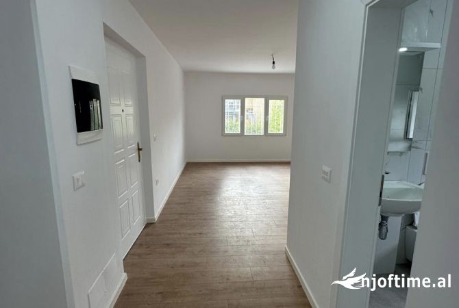 Shtepi ne shitje Apartament ne Tirane, 1+1, Mobilimi Bosh, pa mobiluar, Pagesa 75,000  Euro.