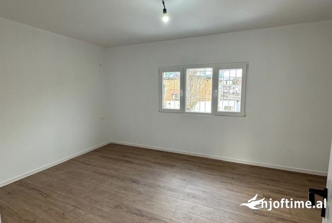 Shtepi ne shitje Apartament ne Tirane, 1+1, Mobilimi Bosh, pa mobiluar, Pagesa 75,000  Euro.