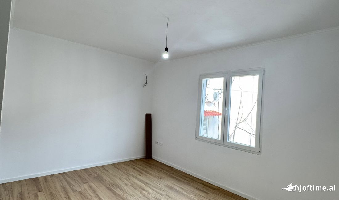 Shtepi ne shitje Apartament ne Tirane, 2+1, Mobilimi Bosh, pa mobiluar, Pagesa 129,000  Euro.