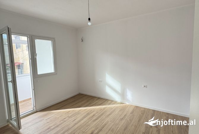 Shtepi ne shitje Apartament ne Tirane, 2+1, Mobilimi Bosh, pa mobiluar, Pagesa 129,000  Euro.