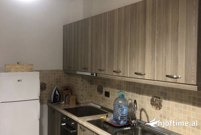 Shtepi me qera Apartament ne Tirane, 1+1, Mobilimi E mobiluar, Pagesa 401  Euro.