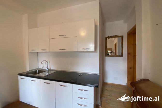 Shtepi me qera Shtepi Private ne Tirane, 2+1, Mobilimi E mobiluar, Pagesa 500  Euro.