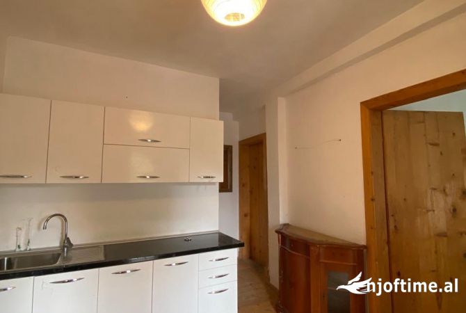 Shtepi me qera Shtepi Private ne Tirane, 2+1, Mobilimi E mobiluar, Pagesa 500  Euro.