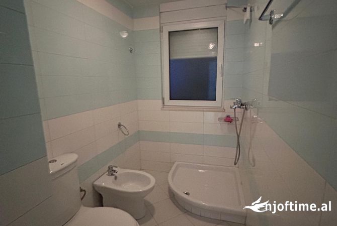 Shtepi ne shitje Apartament ne Tirane, 2+1, Mobilimi E mobiluar, Pagesa 112,000  Euro.