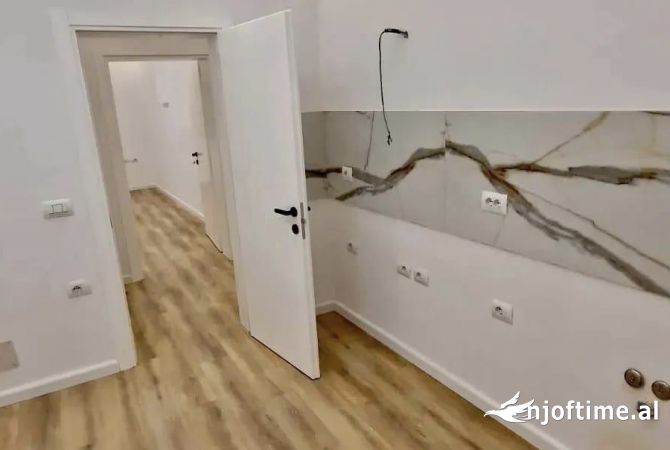 Shtepi ne shitje Apartament ne Tirane, 3+1, Mobilimi Bosh, pa mobiluar, Pagesa 270,000  Euro.