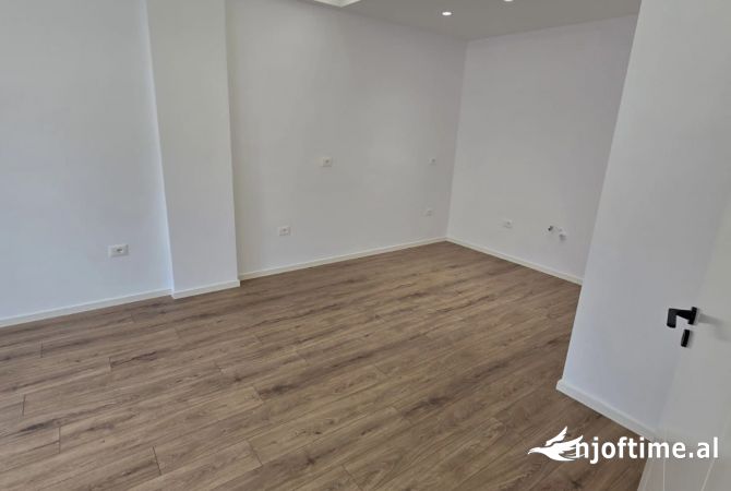 Shtepi ne shitje Apartament ne Tirane, 2+1, Mobilimi Bosh, pa mobiluar, Pagesa 210,000  Euro.