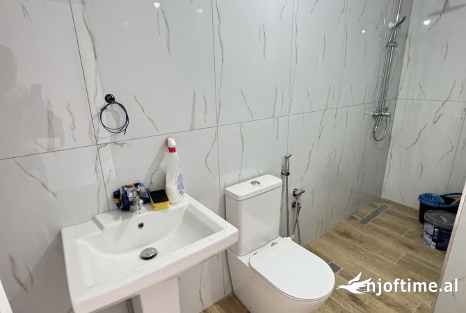 Shtepi ne shitje Apartament ne Tirane, 2+1, Mobilimi Bosh, pa mobiluar, Pagesa 132,000  Euro.