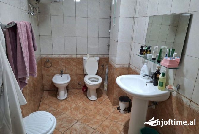 Shtepi ne shitje Apartament ne Tirane, 1+1, Mobilimi E mobiluar, Pagesa 118,000  Euro.