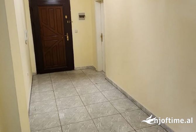 Shtepi ne shitje Apartament ne Tirane, 2+1, Mobilimi Pjeserisht e mobiluar, Pagesa 260,000  Euro.