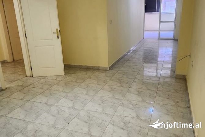 Shtepi ne shitje Apartament ne Tirane, 2+1, Mobilimi Pjeserisht e mobiluar, Pagesa 260,000  Euro.