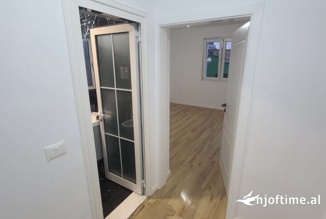 Shtepi ne shitje Apartament ne Tirane, 1+1, Mobilimi Pjeserisht e mobiluar, Pagesa 120,001  Euro.