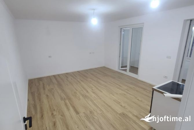 Shtepi ne shitje Apartament ne Tirane, 1+1, Mobilimi Pjeserisht e mobiluar, Pagesa 120,001  Euro.