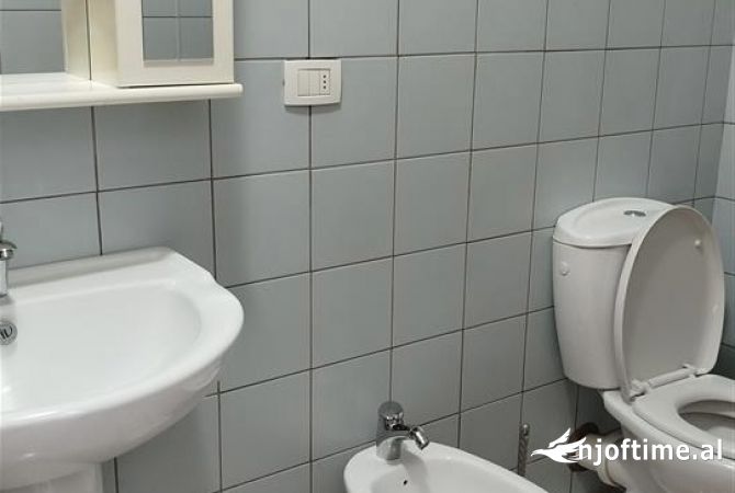 Shtepi me qera Apartament ne Tirane, 2+1, Mobilimi E mobiluar, Pagesa 550  Euro.