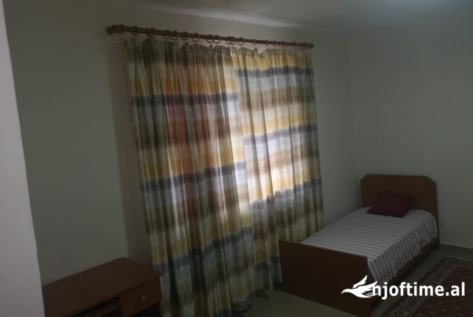 Shtepi ne shitje Apartament ne Tirane, 3+1, Mobilimi E mobiluar, Pagesa 150,000  Euro.