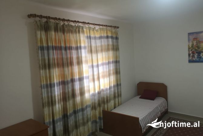 Shtepi ne shitje Apartament ne Tirane, 3+1, Mobilimi E mobiluar, Pagesa 150,000  Euro.