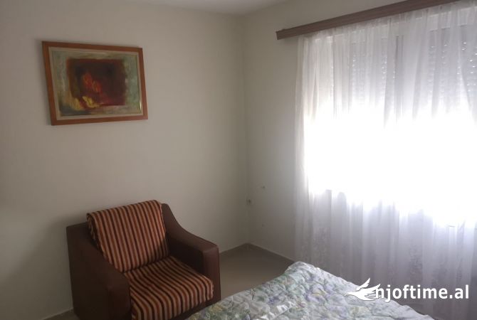 Shtepi ne shitje Apartament ne Tirane, 3+1, Mobilimi E mobiluar, Pagesa 150,000  Euro.