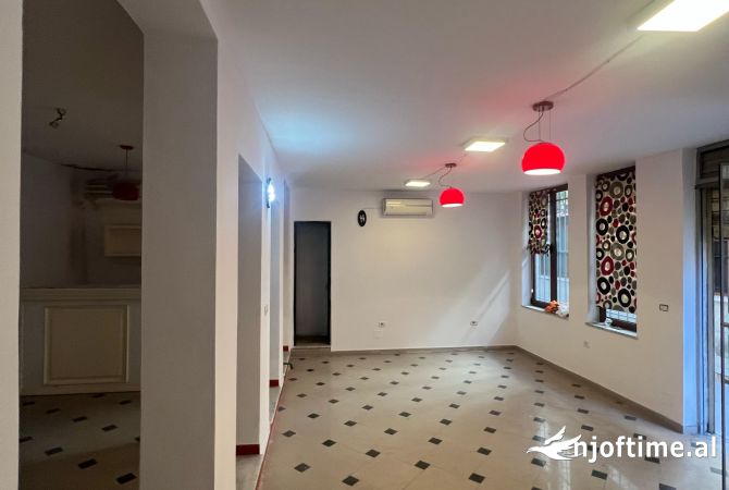 Jepet me qera ambient biznesi ne rrugen e durresit