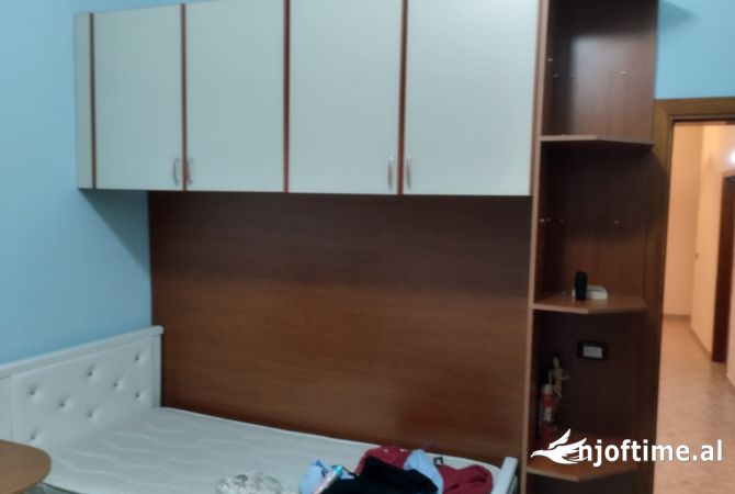 Shtepi me qera Apartament ne Tirane, 3+1, Mobilimi E mobiluar, Pagesa 550  Euro.