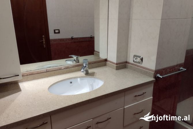 Shtepi me qera Apartament ne Tirane, 3+1, Mobilimi E mobiluar, Pagesa 550  Euro.