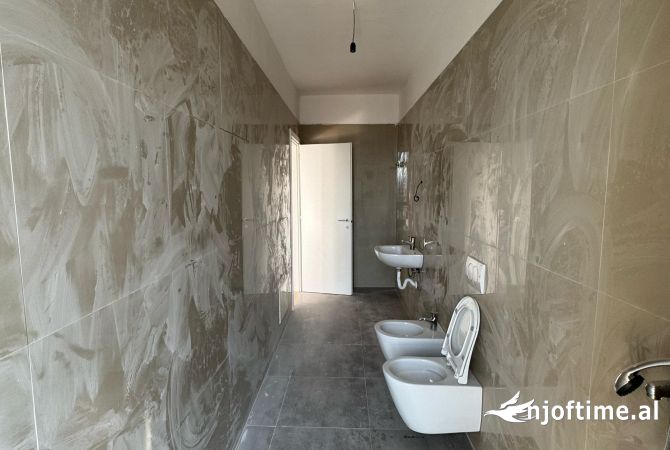 Shtepi ne shitje Apartament ne Tirane, 1+1, Mobilimi Bosh, pa mobiluar, Pagesa 160,000  Euro.